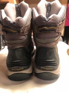 lot 251 image: Columbia Mens Boots and Core Heated Gloves