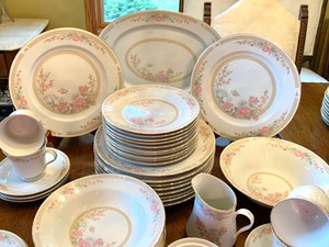 lot 37 image: Fairfield China Dish Set