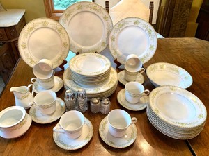lot 38 image: Mikaska China Dish Set