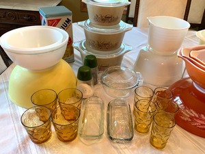 lot 54 image: Vintage Kitchen Goodness with Pyrex