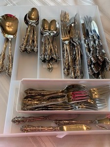 lot 52 image: Oneida Stainless Flatware Set