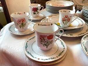 lot 57 image: Service for 12 Set of Dishes