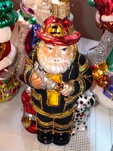 lot 97 image: 10 Santa Themed Ornaments