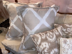 lot 242 image: Lot of 5 Decoraive Throw Pillows