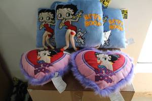 lot 37 image: Lot of (5) Betty Boop Pillows