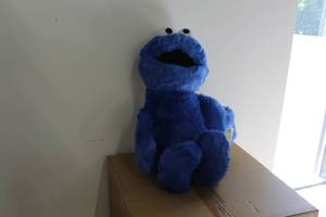 lot 21 image: Sesame Street Cookie Monster Plush Toy 30