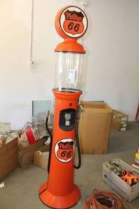 lot 1 image: Beaver Phillips 66 Vintage Gas Pump Bulk Candy Dispenser with Keys