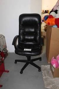 lot 8 image: Leather Rolling Office Arm Chair