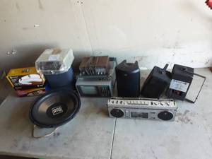 lot 41 image: Lot Of Electronics