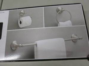 lot 71 image: Delta 3pc Greenwich II Bath Hardwar...