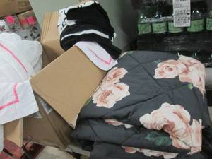 lot 285 image: Microfiber Pintuck TwinXL Comforter...