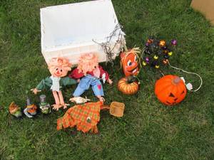 lot 455 image: Halloween Dcor Lot In White Locka...