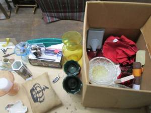 lot 122 image: Lot of Home Dcor & Kitchen...