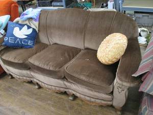 lot 162 image: Vintage Couch 71 With Pillows Gre...