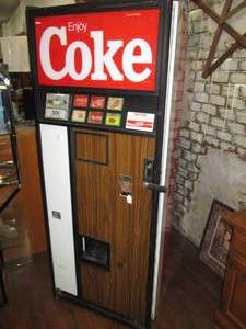 lot 195 image: Vintage Coke Machine With Key Work...