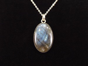 lot 6 image: .925 Sterling Silver Labradorite Cabochon Pendant Necklace