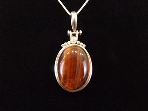 lot 14 image: .925 Sterling Silver Red Tigers Eye Cabochon Pendant Necklace