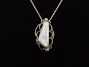 lot 25 image: .925 Sterling Silver Mother of Pearl Pendant Necklace