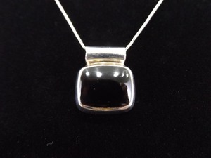lot 33 image: .925 Sterling Silver Black Onyx Cabochon Pendant Necklace