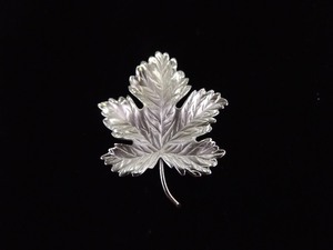 lot 52 image: .925 Sterling Silver Maple Leaf Brooch