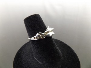 lot 77 image: .925 Sterling Silver Double Dolphin Ring Size 5.5