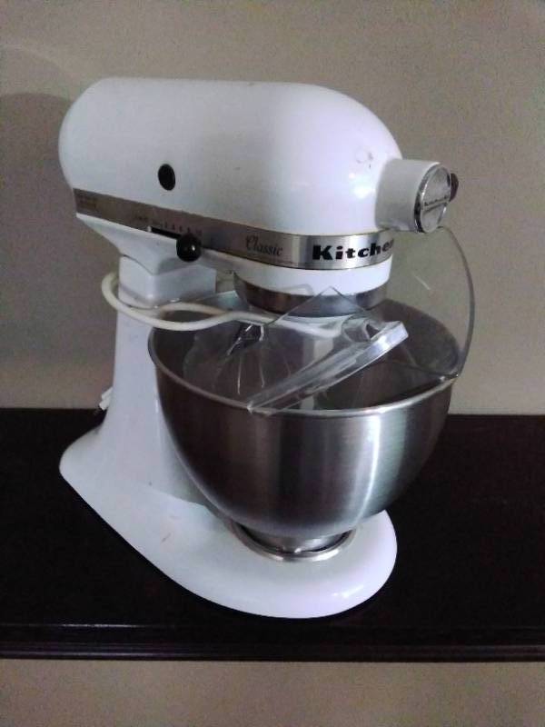Sold at Auction: KitchenAid Classic Stand Mixer Powers on