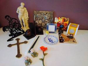 lot 56 image: Collection of Miscellaneous Dcor