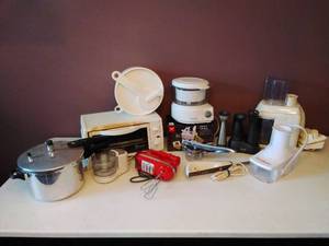 lot 43 image: Collection of Small Kitchen Appliances
