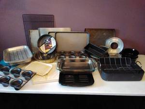 lot 44 image: Collection of Bakeware