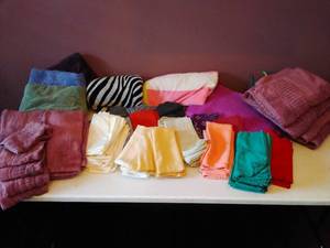 lot 46 image: Collection of Miscellaneous Linens