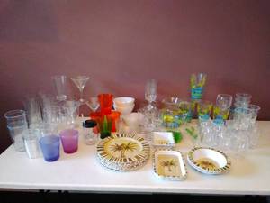 lot 48 image: Collection of Plastic Dishes