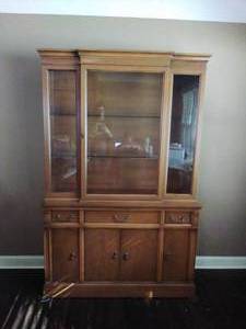 lot 9 image: Lighted China Cabinet