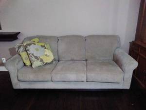 lot 19 image: Ashley Furniture Sofa