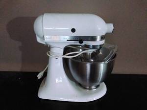 lot 28 image: White KitchenAid Classic Stand Mixer