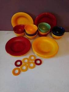 lot 32 image: Miscellaneous Multi-Colored Dishes