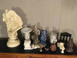 lot 118 image: Collection of Miscellaneous Dcor