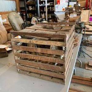 lot 8 image: Wooden 12 Egg Crate