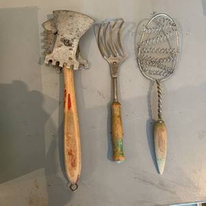 lot 11 image: Misc Kitchen Utensils