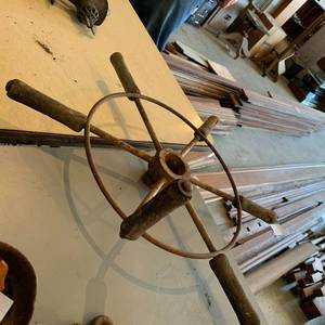 lot 16 image: 24 Handle