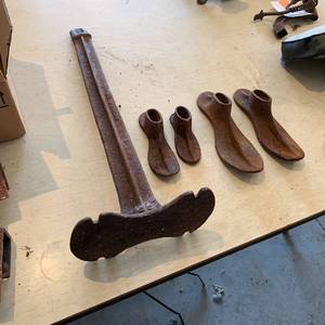 lot 19 image: Cobbler Shoe Repair Stand