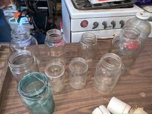 lot 33 image: Misc Glassware