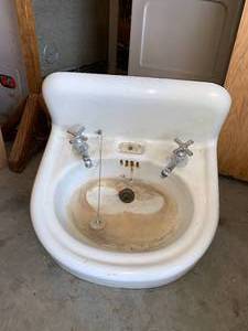 lot 48 image: Porcelain Sink Cast Iron Vintage 20 x 20