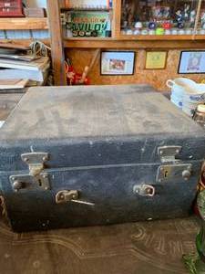 lot 5 image: Vintage Typewriter and Case - Underwood Typewriter Company