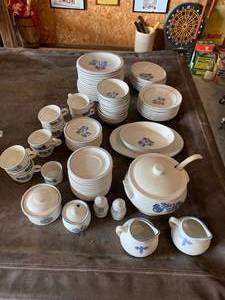 lot 183 image: Pfaltzgraff Dish Set