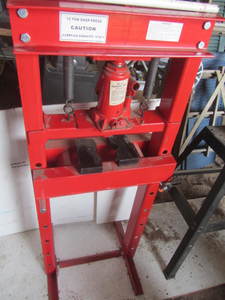 lot 18 image: Shop Press