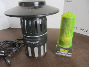 lot 75 image: Insect Traps