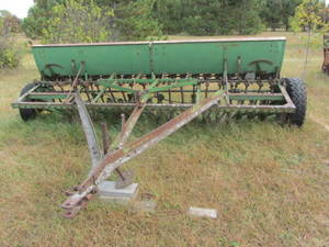 lot 1 image: John Deere Grain Drill