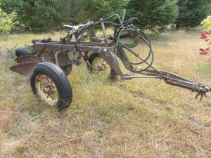 lot 7 image: John Deere 2B Plow