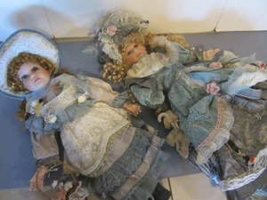 lot 175 image: Dolls