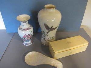 lot 191 image: Lenox Vases & Spoon Rest